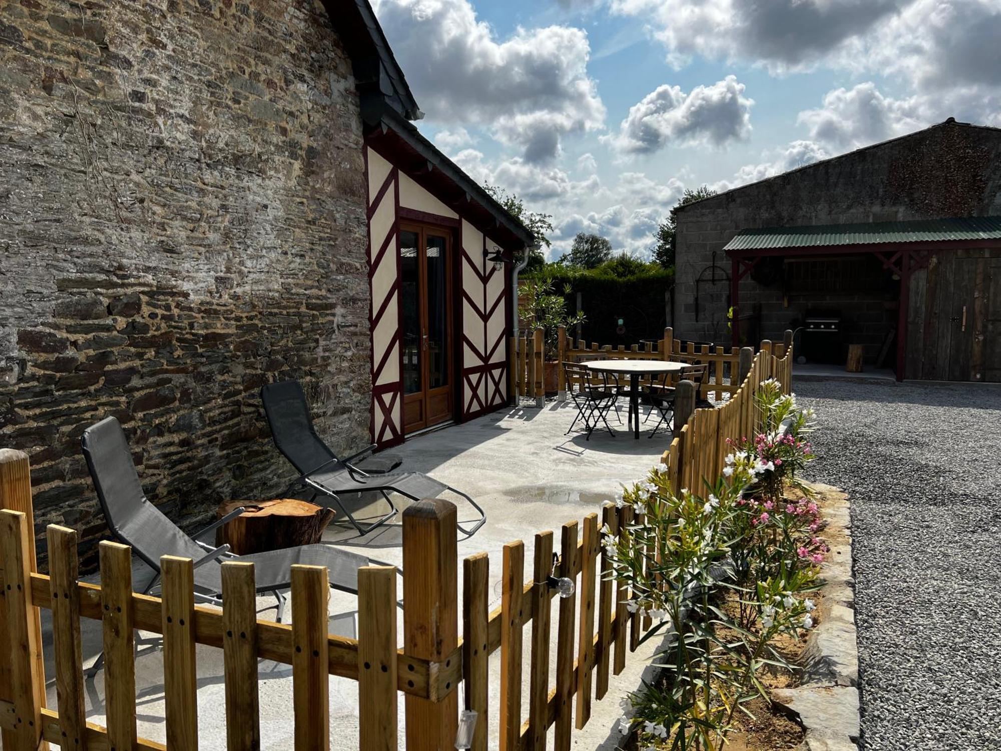 Domaine De La Ville Cherel, Maison A Colombage 뽕또흑송 외부 사진